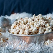 Popcornin valmistamiseen ei tarvita rasvaa taikka suolaa. Mausta jouluiseen popkorniin sopii vaahterasiirappi, kaneli ja kardemumma.