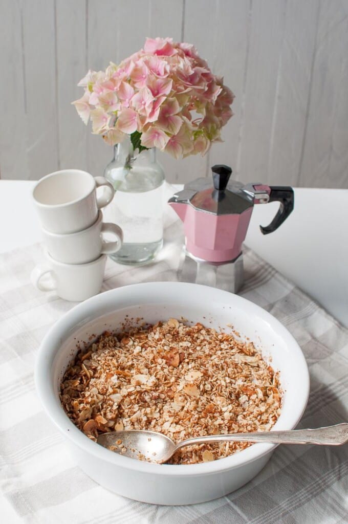 Aloita aamusi herkullisella raparperi-granolapaistoksella. Gluteeniton | Sokeriton | Vegaaninen