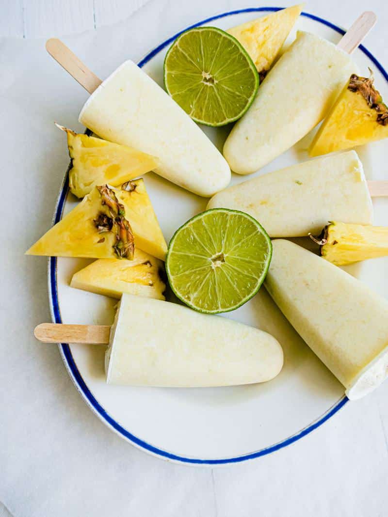 Ananas-limejäätelöpuikot